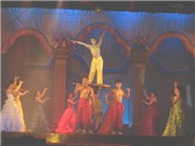 Bóng đá anh, ngoại hạng anh, lịch thi đấu euro 2012, Cuộc hôn phối "không giống ai" giữa  xiếc và cải lương