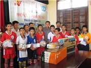 Bóng đá anh, ngoại hạng anh, lịch thi đấu euro 2012, Tiền đạo Đình Tùng tặng quà cho trẻ em nghèo 