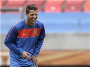 Bóng đá anh, ngoại hạng anh, lịch thi đấu euro 2012, Ronaldo lại "khoe hàng"