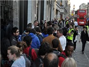 Bóng đá anh, ngoại hạng anh, lịch thi đấu euro 2012, Fan hâm mộ "chầu chực" chờ mua iPhone 4