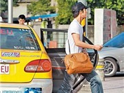 Bóng đá anh, ngoại hạng anh, lịch thi đấu euro 2012, Vương Lực Hoành "lôi thôi" với tất trắng và xăng đan 