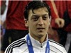 Bóng đá anh, ngoại hạng anh, lịch thi đấu euro 2012, Oezil nhè kẹo cao su rồi... nhai lại