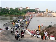 Bóng đá anh, ngoại hạng anh, lịch thi đấu euro 2012, Cầu phao sông Đuống liên tiếp bị đâm đứt 