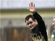 Bóng đá anh, ngoại hạng anh, lịch thi đấu euro 2012, Charlie Sheen “ném” vợ như ném thú nhồi bông