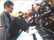 Bóng đá anh, ngoại hạng anh, lịch thi đấu euro 2012, Người chơi piano bằng chân gây sốt ở Trung Quốc