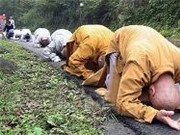 Bóng đá anh, ngoại hạng anh, lịch thi đấu euro 2012, Hai nhà sư “bò” trong cuộc hành hương dài 500 dặm 