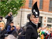 Bóng đá anh, ngoại hạng anh, lịch thi đấu euro 2012, Siêu mẫu Daphne Guinness bị kiện đòi 1 triệu USD vì gây lụt nhà hàng xóm