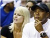 Elin Nordegren rao bán quà tặng của Tiger Woods