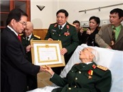 Bóng đá anh, ngoại hạng anh, lịch thi đấu euro 2012, Trao tặng đại tướng Võ Nguyên Giáp huy hiệu 70 năm tuổi Đảng