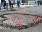 Bóng đá anh, ngoại hạng anh, lịch thi đấu euro 2012, Tỏ tình "hụt" với 150 bông hồng gần sân bay Nội Bài 
