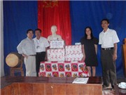 Bóng đá anh, ngoại hạng anh, lịch thi đấu euro 2012, Chuyện ông nhà văn “cõng” sách về làng