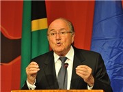 Bóng đá anh, ngoại hạng anh, lịch thi đấu euro 2012, Sepp Blatter "vạ miệng" vì nói đùa: Đừng động đến dân gay