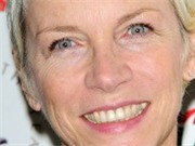 Bóng đá anh, ngoại hạng anh, lịch thi đấu euro 2012, Annie Lennox tới châu Phi để “chiến đấu” với bệnh AIDS