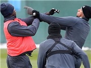 Bóng đá anh, ngoại hạng anh, lịch thi đấu euro 2012, "Nội chiến" phần II: Toure và Adebayor "tẩn nhau"