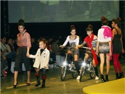 Bóng đá anh, ngoại hạng anh, lịch thi đấu euro 2012, Người mẫu nghiệp dư "hâm nóng" sàn catwalk
