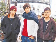 Bóng đá anh, ngoại hạng anh, lịch thi đấu euro 2012, Hà Nhuận Đông mặc toàn đồ đỏ sau khi thoát nạn ở Nhật