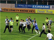 Bóng đá anh, ngoại hạng anh, lịch thi đấu euro 2012, Dư âm vòng 8 V-League: Lửa và khói