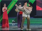 Bóng đá anh, ngoại hạng anh, lịch thi đấu euro 2012, Thành Long bế xốc Mạc Văn Úy ngay trên sân khấu