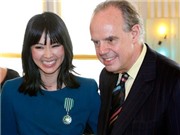 Bóng đá anh, ngoại hạng anh, lịch thi đấu euro 2012, Phạm Linh Đan được Pháp tặng huy chương
