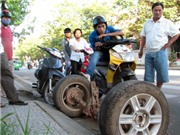 Bóng đá anh, ngoại hạng anh, lịch thi đấu euro 2012, Taxi văng 2 bánh giữa phố khi đang chạy