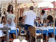 Bóng đá anh, ngoại hạng anh, lịch thi đấu euro 2012, Puyol thư giãn với bạn bè ở Ibiza