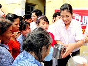 Bóng đá anh, ngoại hạng anh, lịch thi đấu euro 2012, Ngọc Hân tự tay nấu cháo cho bệnh nhân nghèo