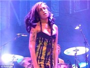 Bóng đá anh, ngoại hạng anh, lịch thi đấu euro 2012, Amy Winehouse phải hủy bỏ màn diễn cuối tuần sau khi bị la ó ở Serbia 