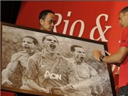 Bóng đá anh, ngoại hạng anh, lịch thi đấu euro 2012, Rio Ferdinand trong vòng vây của fan Indonesia 