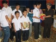 Bóng đá anh, ngoại hạng anh, lịch thi đấu euro 2012, Tặng sách giáo khoa cho con em ngư dân