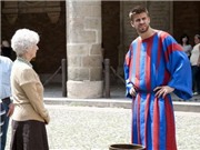 Bóng đá anh, ngoại hạng anh, lịch thi đấu euro 2012, Pique đóng quảng cáo với... cụ bà