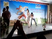 Bóng đá anh, ngoại hạng anh, lịch thi đấu euro 2012, Nhảy múa lột váy - Chơi ngông thiếu văn hóa trong tiệc sinh nhật