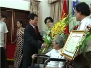 Bóng đá anh, ngoại hạng anh, lịch thi đấu euro 2012, Chính thức Trao tặng danh hiệu Anh hùng Lao động cho nhà văn Sơn Tùng