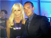 Bóng đá anh, ngoại hạng anh, lịch thi đấu euro 2012, Sao Inter sánh đôi cùng "Nữ hoàng" Versace