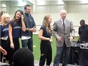 Bóng đá anh, ngoại hạng anh, lịch thi đấu euro 2012, Sir Bobby Charlton nhí nhảnh khiêu vũ cùng giới trẻ