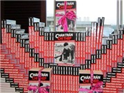 Bóng đá anh, ngoại hạng anh, lịch thi đấu euro 2012, Tác giả "Chân trần chí thép" tặng sách cho bộ đội Việt Nam