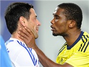 Bóng đá anh, ngoại hạng anh, lịch thi đấu euro 2012, Eto'o nổi nóng bóp cổ đối phương