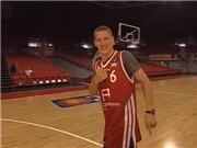 Bóng đá anh, ngoại hạng anh, lịch thi đấu euro 2012, Schweinsteiger chơi bóng rổ bằng chân