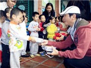 Bóng đá anh, ngoại hạng anh, lịch thi đấu euro 2012, Ca sĩ Nguyễn Hưng "đội mưa" mang quà đến làng SOS