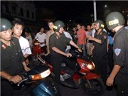 Bóng đá anh, ngoại hạng anh, lịch thi đấu euro 2012, Mang ma túy bị kiểm tra, xịt hơi cay cảnh sát