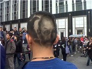 Bóng đá anh, ngoại hạng anh, lịch thi đấu euro 2012, Fan xếp hàng mua iPhone 4S với kiểu tóc hình Steve Jobs
