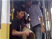 Bóng đá anh, ngoại hạng anh, lịch thi đấu euro 2012, Lái, phụ xe buýt bắt hành khách quỳ xin mở cửa