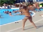 Bóng đá anh, ngoại hạng anh, lịch thi đấu euro 2012, Mặc bikini, lắc như lên đồng ở... bể bơi