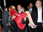 Bóng đá anh, ngoại hạng anh, lịch thi đấu euro 2012, Kiều nữ Blake Lively được “vua giày” bế bổng