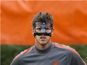 Bóng đá anh, ngoại hạng anh, lịch thi đấu euro 2012, Chơi bóng cũng phải đội mũ bảo hiểm?