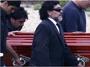 Bóng đá anh, ngoại hạng anh, lịch thi đấu euro 2012, Diego Maradona bật khóc bên lĩnh cữu người mẹ quá cố