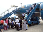 Bóng đá anh, ngoại hạng anh, lịch thi đấu euro 2012, Một khách nước ngoài mở cửa thoát hiểm máy bay