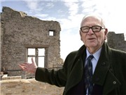 Bóng đá anh, ngoại hạng anh, lịch thi đấu euro 2012, Pierre Cardin làm "loạn" làng cổ
