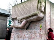 Bóng đá anh, ngoại hạng anh, lịch thi đấu euro 2012, Ngôi mộ của Oscar Wilde bị... "cưỡng hôn" 
