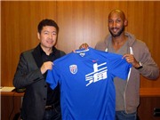 Bóng đá anh, ngoại hạng anh, lịch thi đấu euro 2012, Anelka chụp ảnh với áo đấu Shanghai Shenhua 
