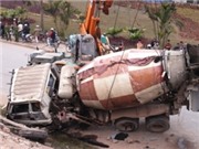 Bóng đá anh, ngoại hạng anh, lịch thi đấu euro 2012, Xe bồn nổ lốp, đâm qua taluy lao xuống đường